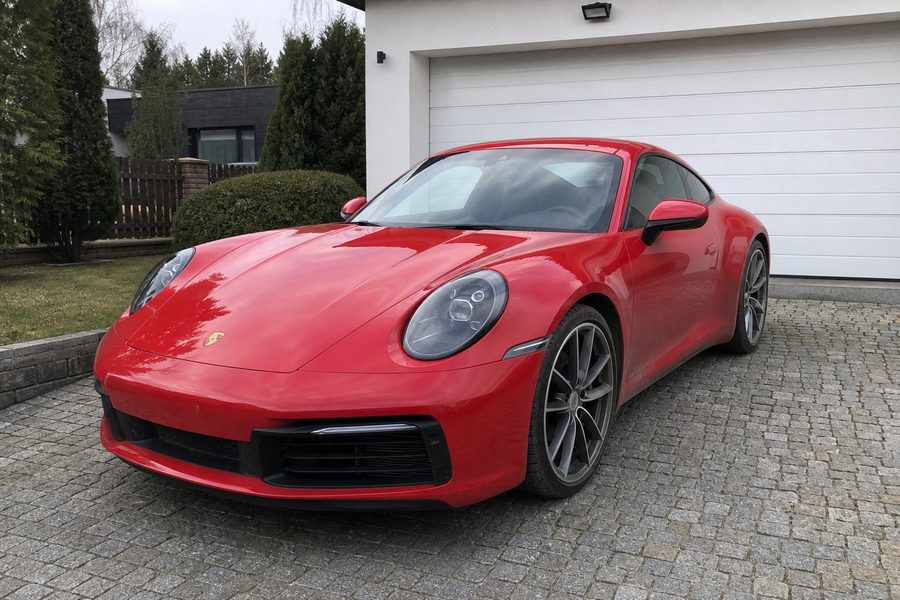 Porsche 911 у гаража
